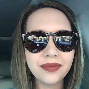 Meet your Posher, Karrie